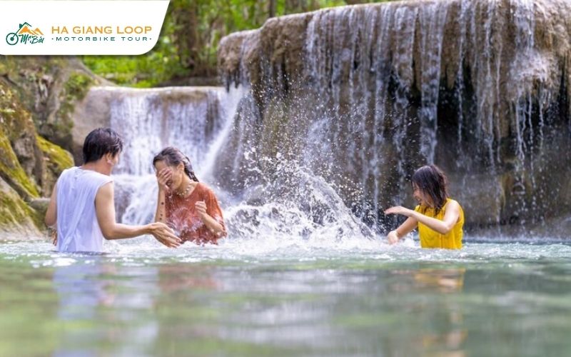 Swimsuit recommended for Ha Giang waterfalls