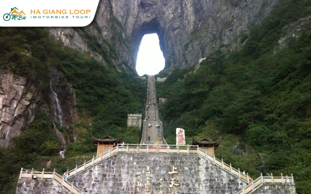 Quan Ba ​​Heaven Gate – Gate to the Clouds, this place is suitable for watching clouds and majestic conical mountains.