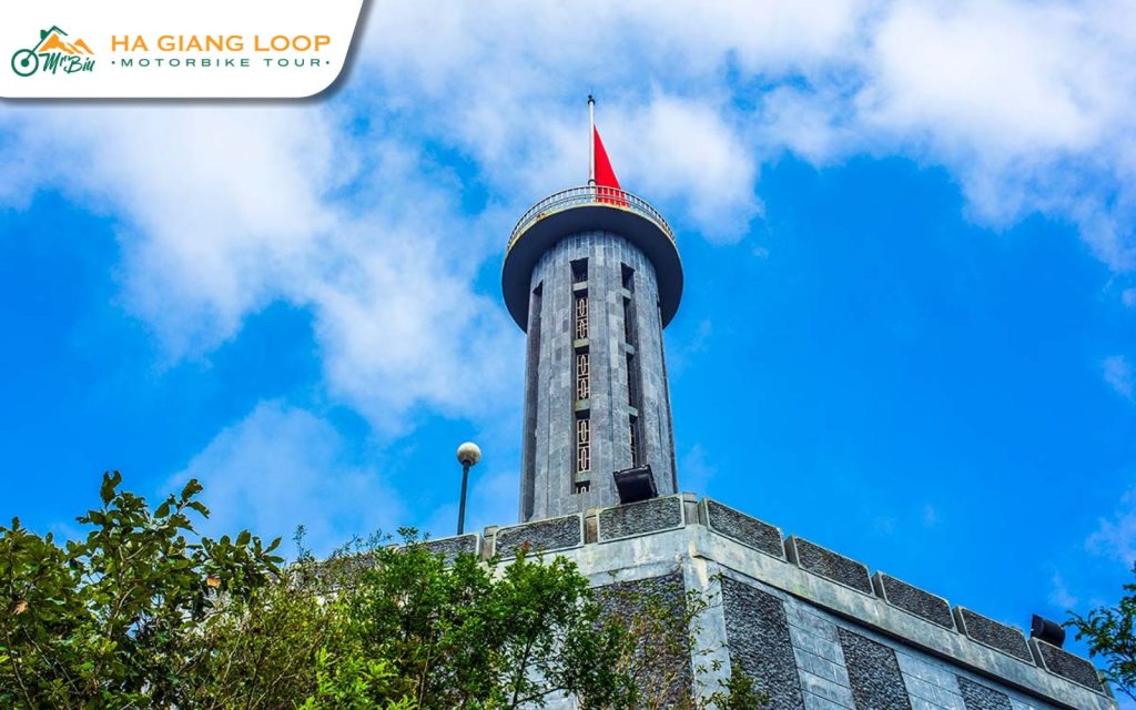 One of the things that makes Lung Cu flagpole a popular tourist attraction is that it is 1,470 meters high and flies the Vietnamese national flag.