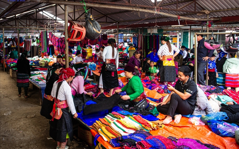 Dong Van market