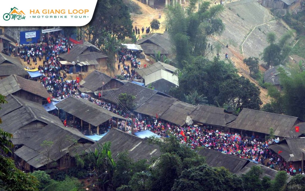 What is the location of the Khau Vai Love Market?