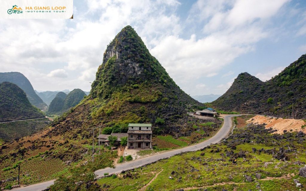 Karst peak and a roadside house on the way into Meo Vac town