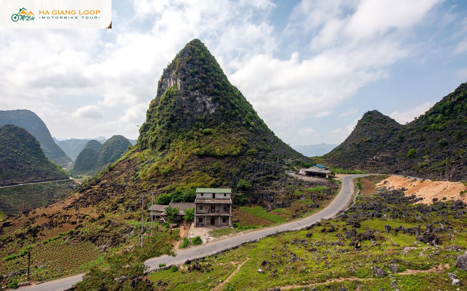 Karst peak and a roadside house on the way into Meo Vac town
