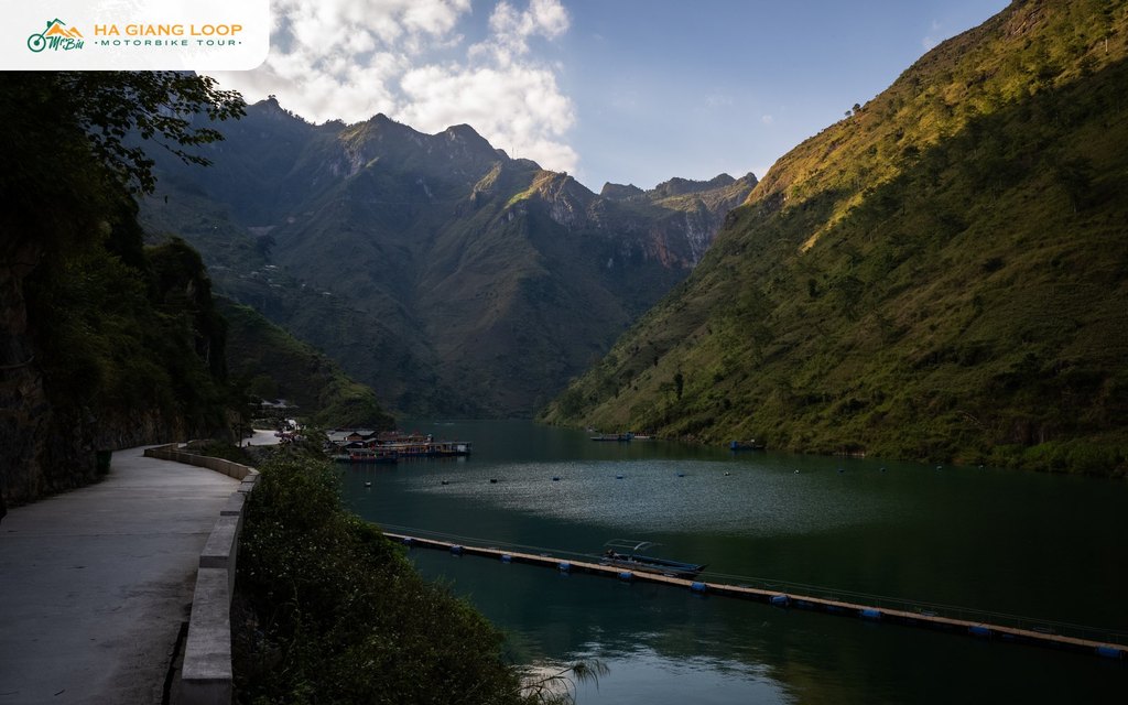 Boat dock on the Nho Que river below the cliffs of Tu San canyon