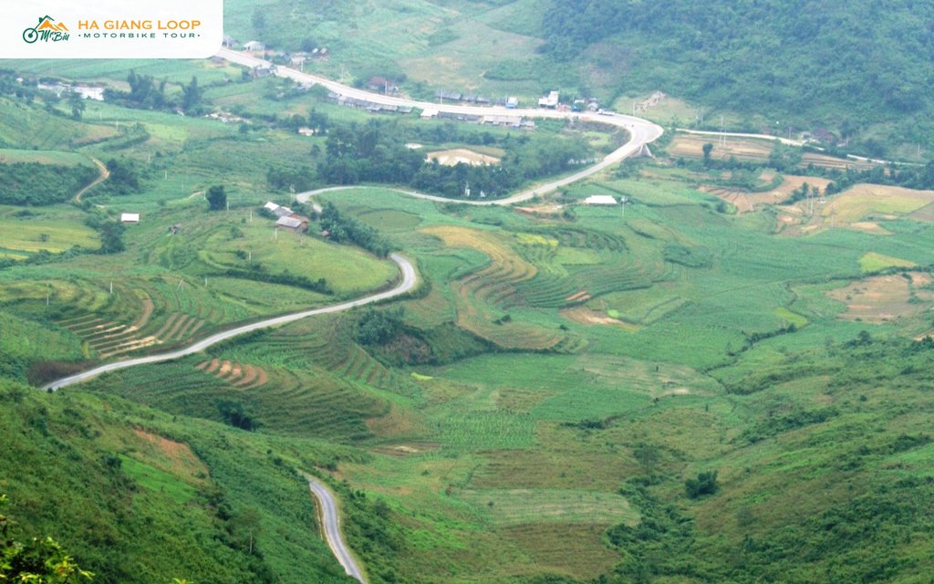 Highway 4C winding up through terraced fields toward Quan Ba Heaven Gate