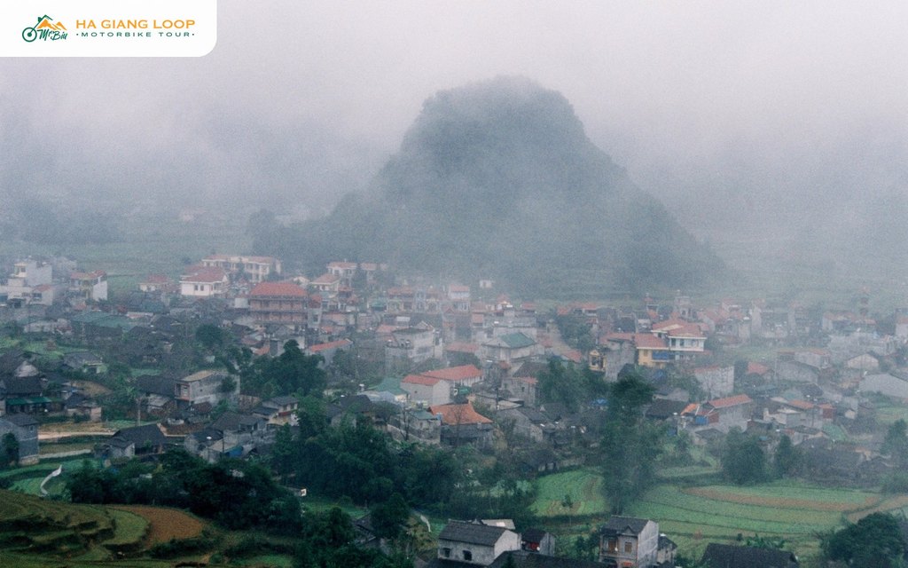 Tam Son town in Quan Ba under thick winter fog in December