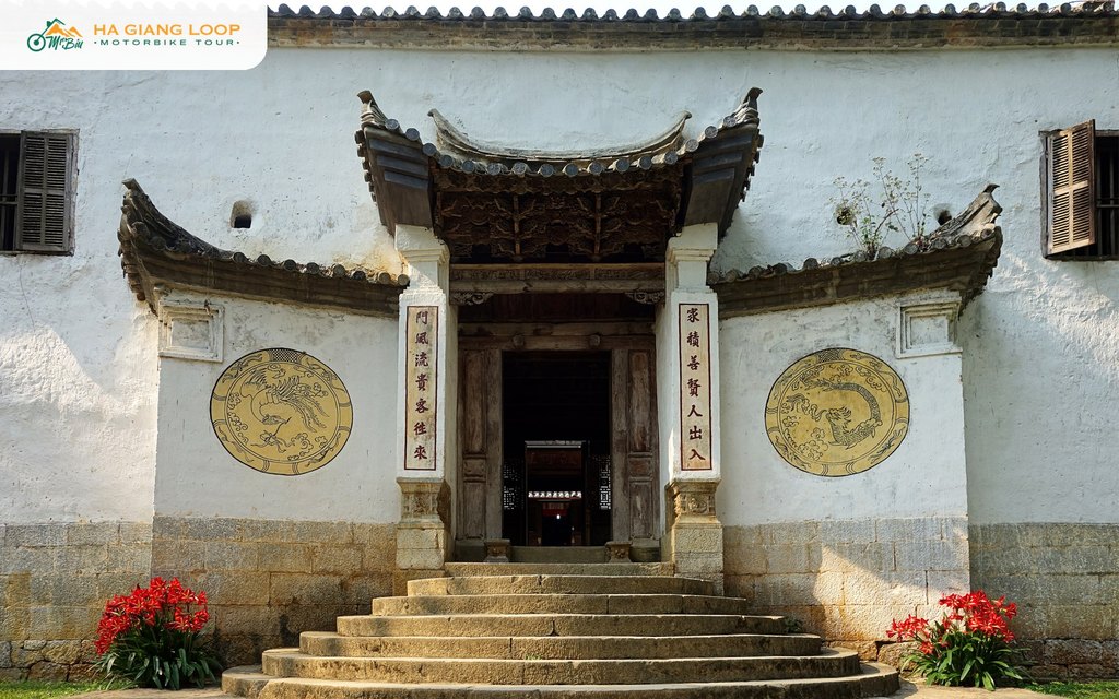 Entrance gate of the mansion at Sa Phin with a curved tile roof and Chinese couplets
