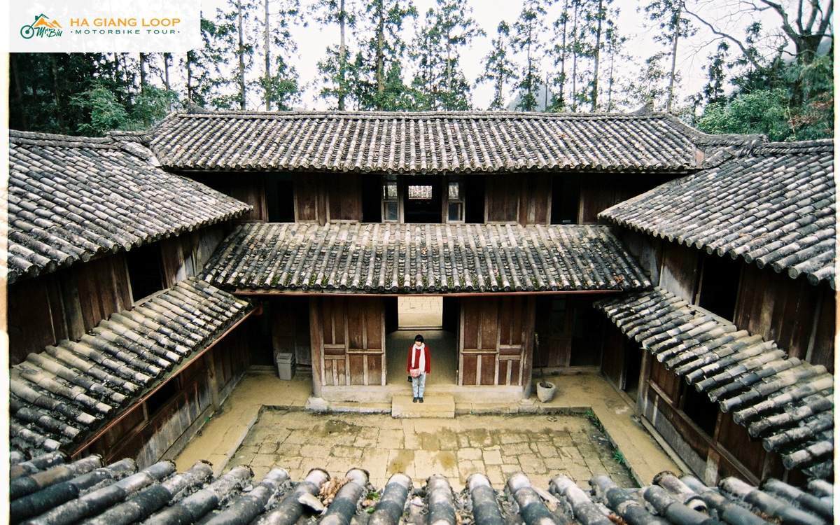 Inner courtyard and tiled roofs of the Vuong Family Palace at Sa Phin